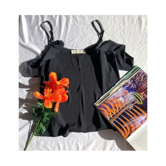 Abercrombie & Fitch Tops - 🎉 ABERCROMBIE & FITCH🎉 Off the Shoulder Shirt
